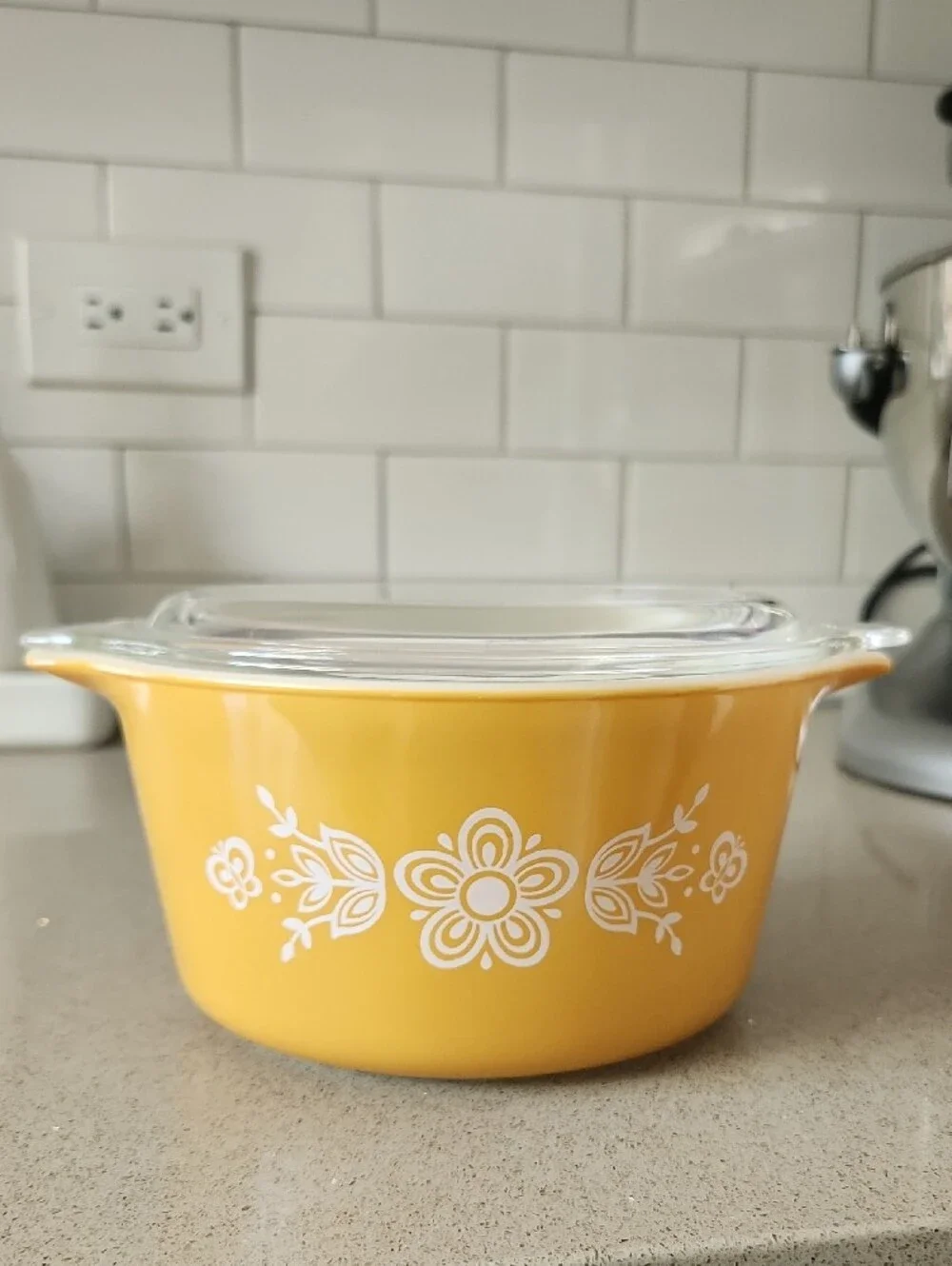 Vintage Pyrex Butterfly Gold 473-B 1 qt casserole dish with lid